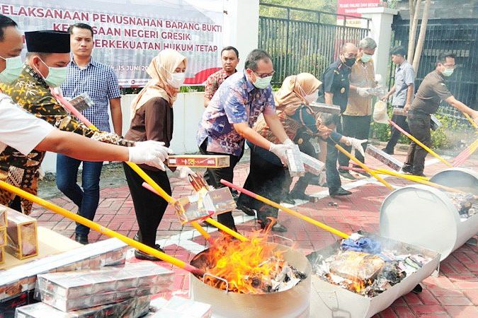 Kejari Gresik Musnakan Barang Bukti Kejahatan 196 Perkara, Sabu dan Obat Keras Mendominasi