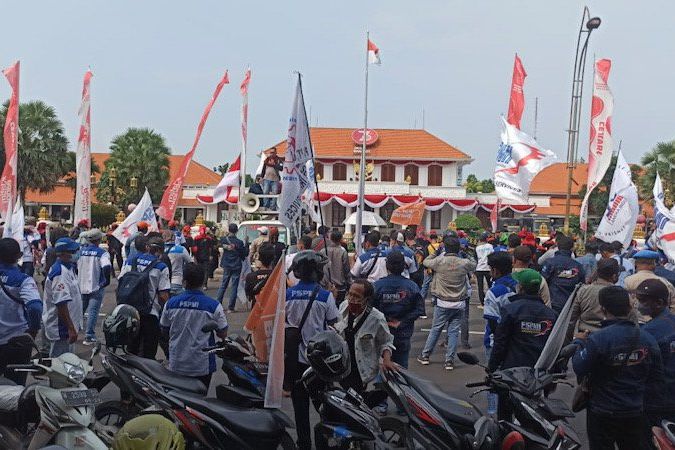 Demo Buruh di Surabaya Sempat Ricuh Dengan Anggota Polisi dan Warga