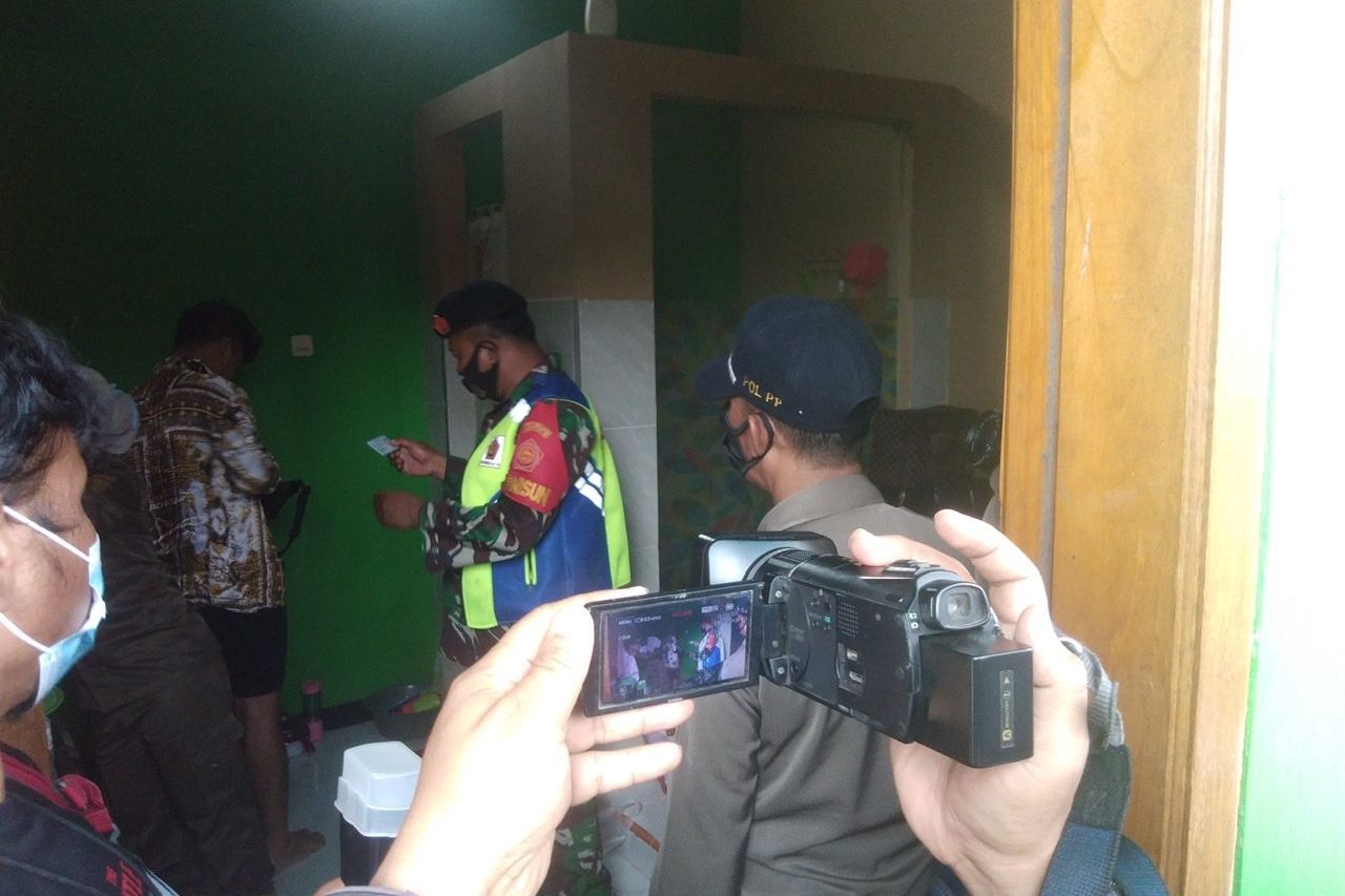 Pasangan Mesum di Tempat Kos Mojokerto Kena Grebek, yang Cewek Diduga Positif Narkoba