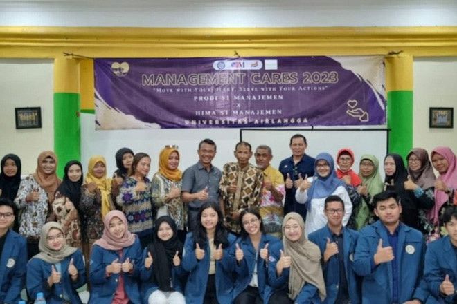 Tingkatkan Promosi Batik, Dosen dan Mahasiswa FEB Unair Beri Pelatihan Branding dan Public Speaking Perajin Batik Tin di Bubutan Surabaya