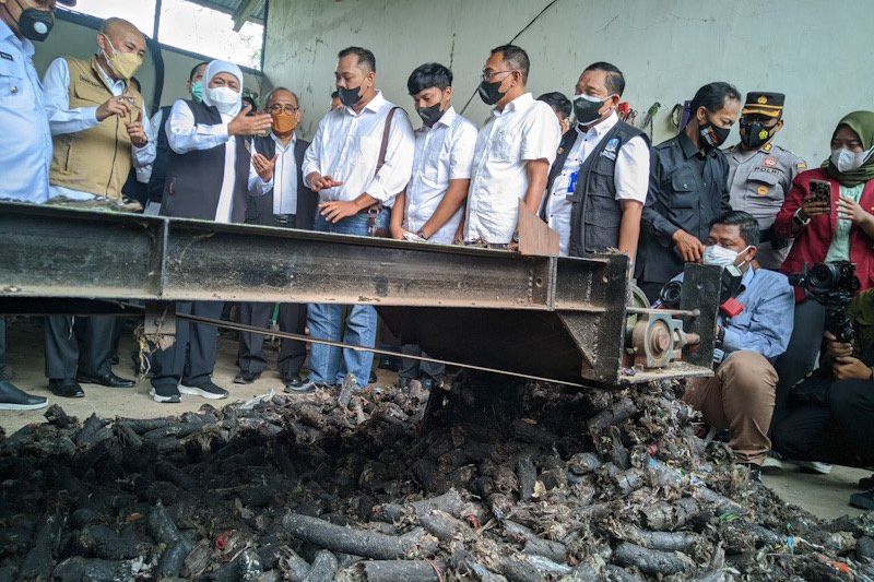 Di TPA Mrican Ponorogo, Khofifah: Ini Sampah Jadi Rupiah dan Berkah