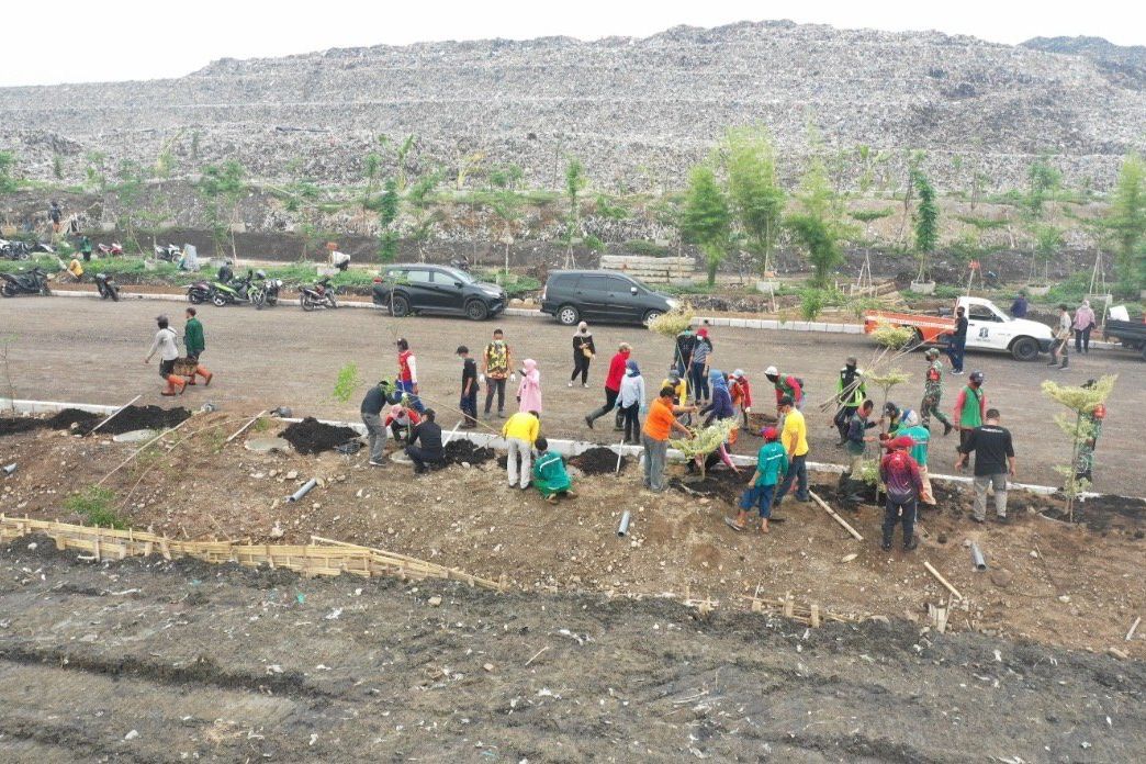 Dibangun Green Belt, Sekitar TPA Benowo Ditanami Pohon