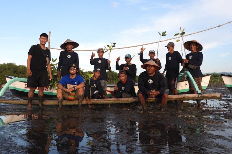 Paiton Energy, POMI Aksi Tanam Pohon di Sekitar Pembangkit Listrik PLTU Paiton