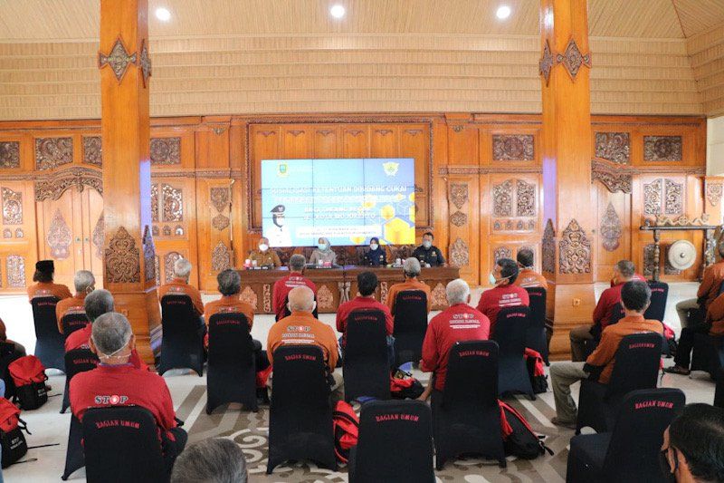 Waspadai Modus Penjualan Rokok Ilegal, Ning Ita Berikan Sosialisasi Bagi Tulang Becak