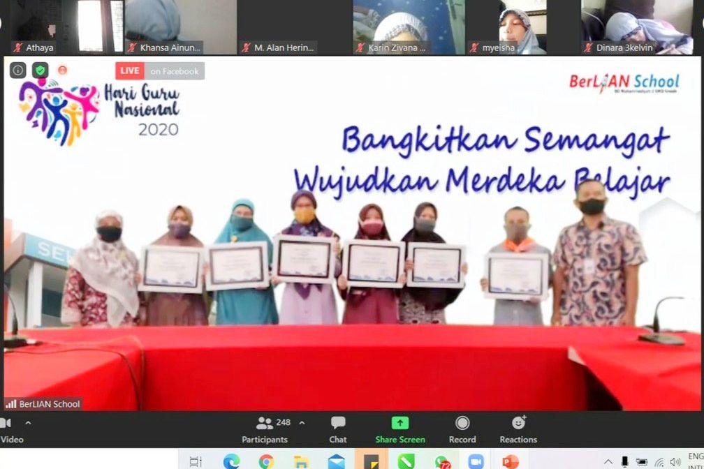 Siswa Berlian <em>School Vote</em> Guru Terfavorit di Peringatan Hari Guru Nasional