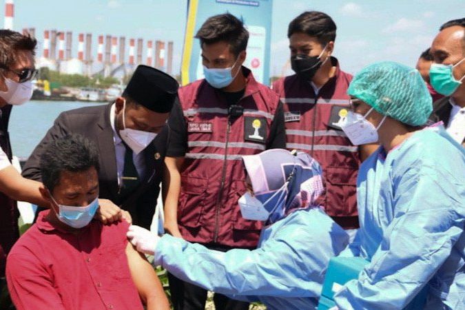Warga Pesisir Pelabuhan Gresik Divaksin, HIPMI Target 10 Ribu Dosis