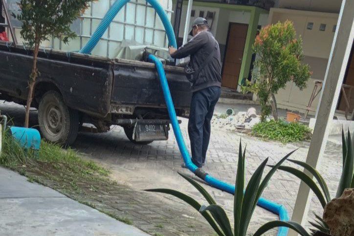 Tidak Dapat Pasokan Air Bersih, Warga Gresik Beli Air Tangki
