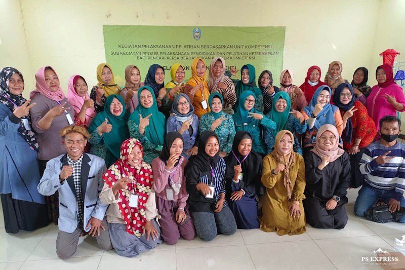 Ibu-ibu Petani Tembakau Dilatih Kerajinan Tangan Berbahan limbah Rotan Sintetis