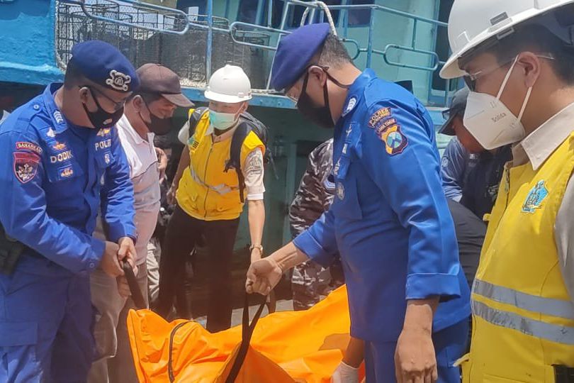 Demam saat Mencari Ikan, ABK Warga Rembang Dievakuasi ke Pelabuhan Probolinggo