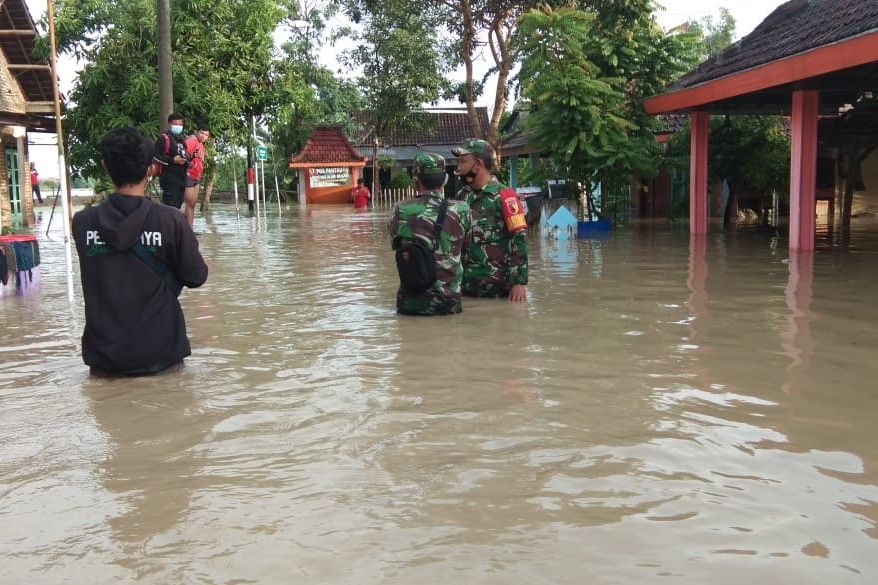 Tanggul Sungai Kali Lamong Jebol Rendam Pemukiman Tiga Desa di Mojokerto