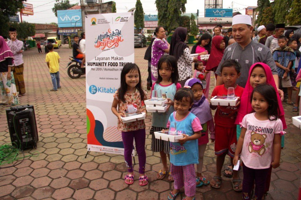 ACT Bagikan Sembako dan Alat Kebersihan di Solo