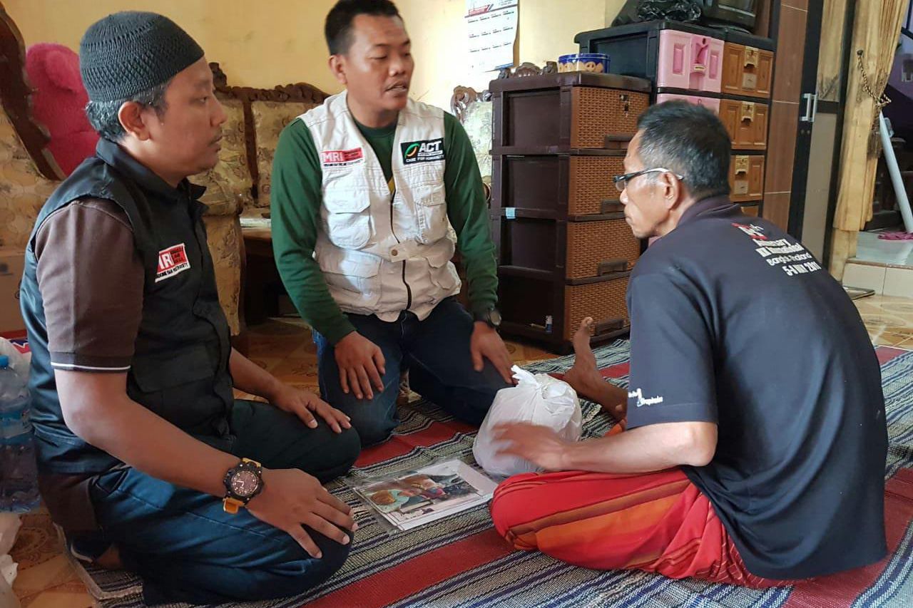 ACT Jatim-MRI Beri Santunan Penderita Stroke asal Lamongan