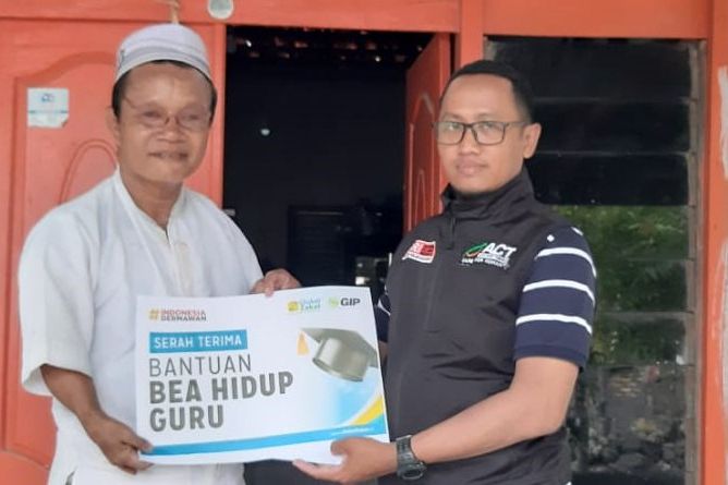 Kegigihan Seorang Disabilitas Fisik Sebagai Guru Honorer di Sumenep