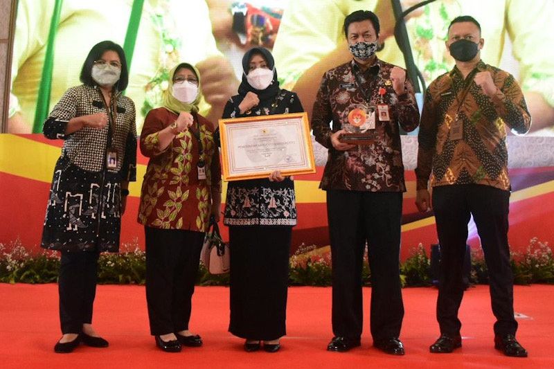 Bupati Ikfina Terima Penghargaan Anugerah Meritokrasi 2021