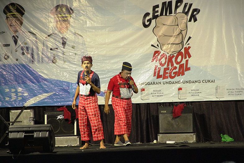 Satpol PP Situbondo dan Bea Cukai <em>Roadshow</em> Gempur Rokok Ilegal Lewat Seni Hiburan