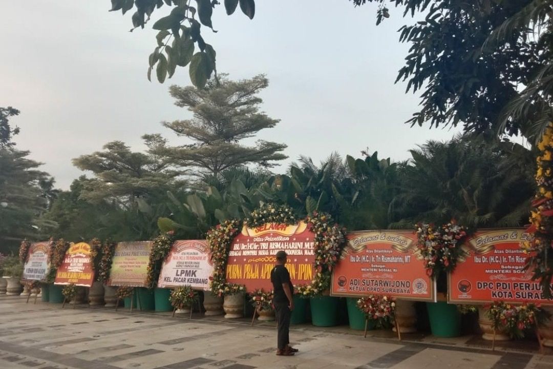 Risma Dilantik Jadi Mensos, Balai Kota Surabaya Dibanjiri Karangan Bunga