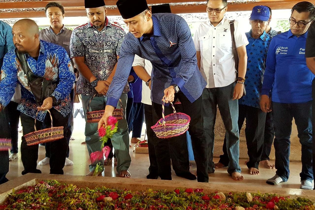 AHY Tabur Bunga di Makam Bung Karno