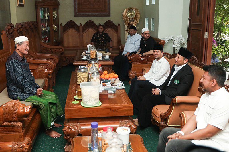 Sowan Usai Ujian Promosi S3 di Unair, AHY Didoakan Gus Ali