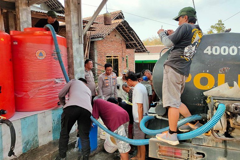 Polres Malang Berikan Bantua Air Bersih Bagi Warga Terdampak Kekeringan di Wagir Malang
