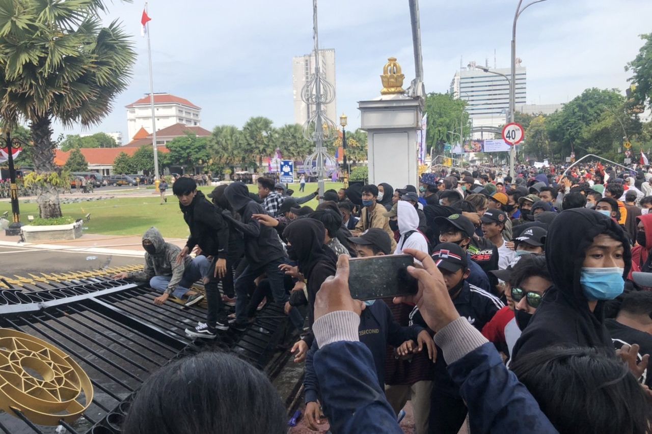 KontraS Sebut Polisi Berlebihan Tangani Pendemo