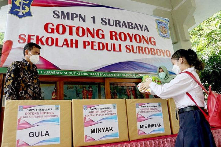 Pelajar SMPN 1 Surabaya Bergotong Royong Bantu Tangani Warga Terdampak Pandemi Covid-19