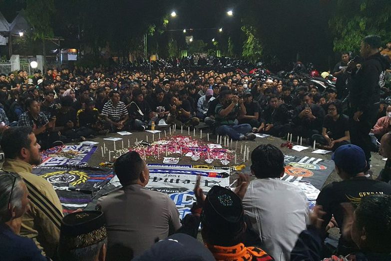 Supporter Bola di Kota Probolinggo Gelar Doa Bersama untuk Korban Tragedi Kanjuruhan Malang