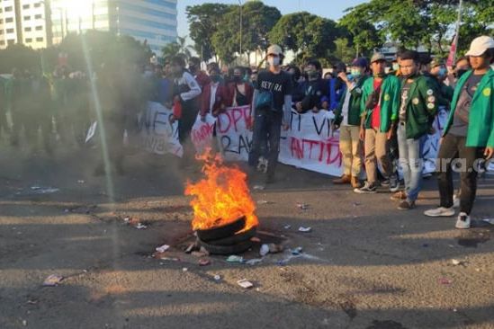 Tolak Omnibus Law, Massa Aksi Mahasiswa Bakar Ban di Depan Gedung DPR RI