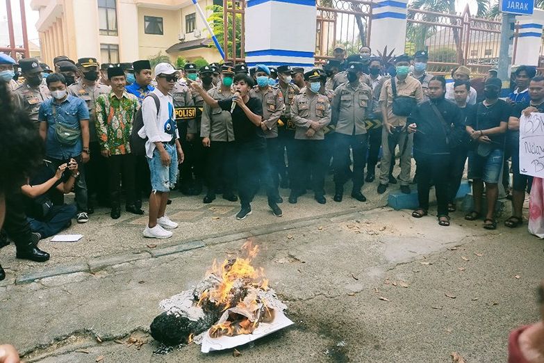 Demo Tolak BBM Naik di Sampang Diwarnai Aksi Bakar Ban