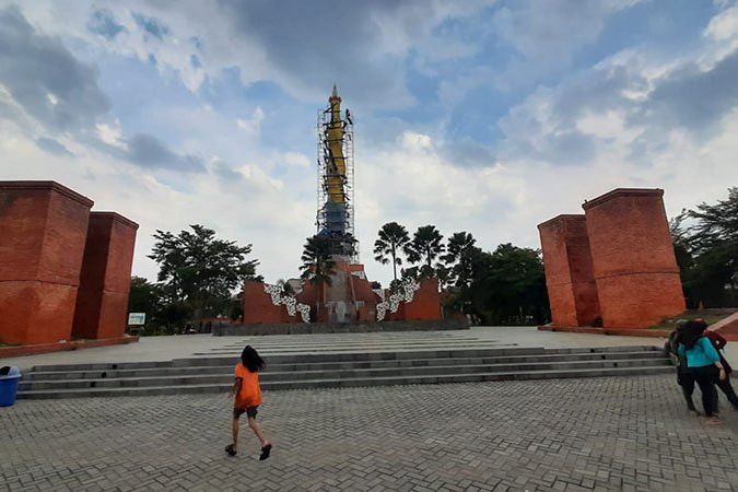 Mahkota Kurang Manis, Pengerjaan Alun-alun Kota Mojokerto Tertunda