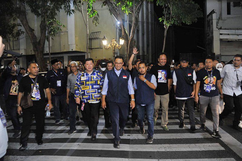 Sempatkan Mampir, Anies Baswedan Bikin Heboh Jalan Tunjungan Surabaya