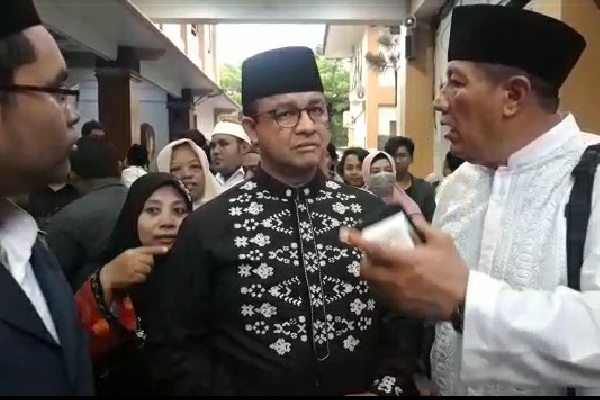 Hadir di Pemakaman Gus Sholah, Anies Baswedan: Kami Sahabat Tiga Generasi
