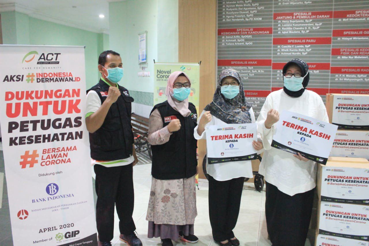 Bagikan APD, Dukung Petugas Kesehatan Bersama Lawan Corona