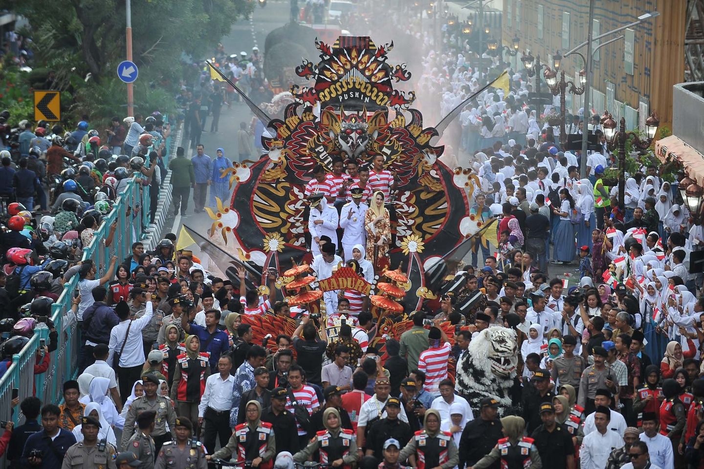 <em>Kabeh Sedulur, Kabeh Makmur</em> Terdengar di Tugu Pahlawan