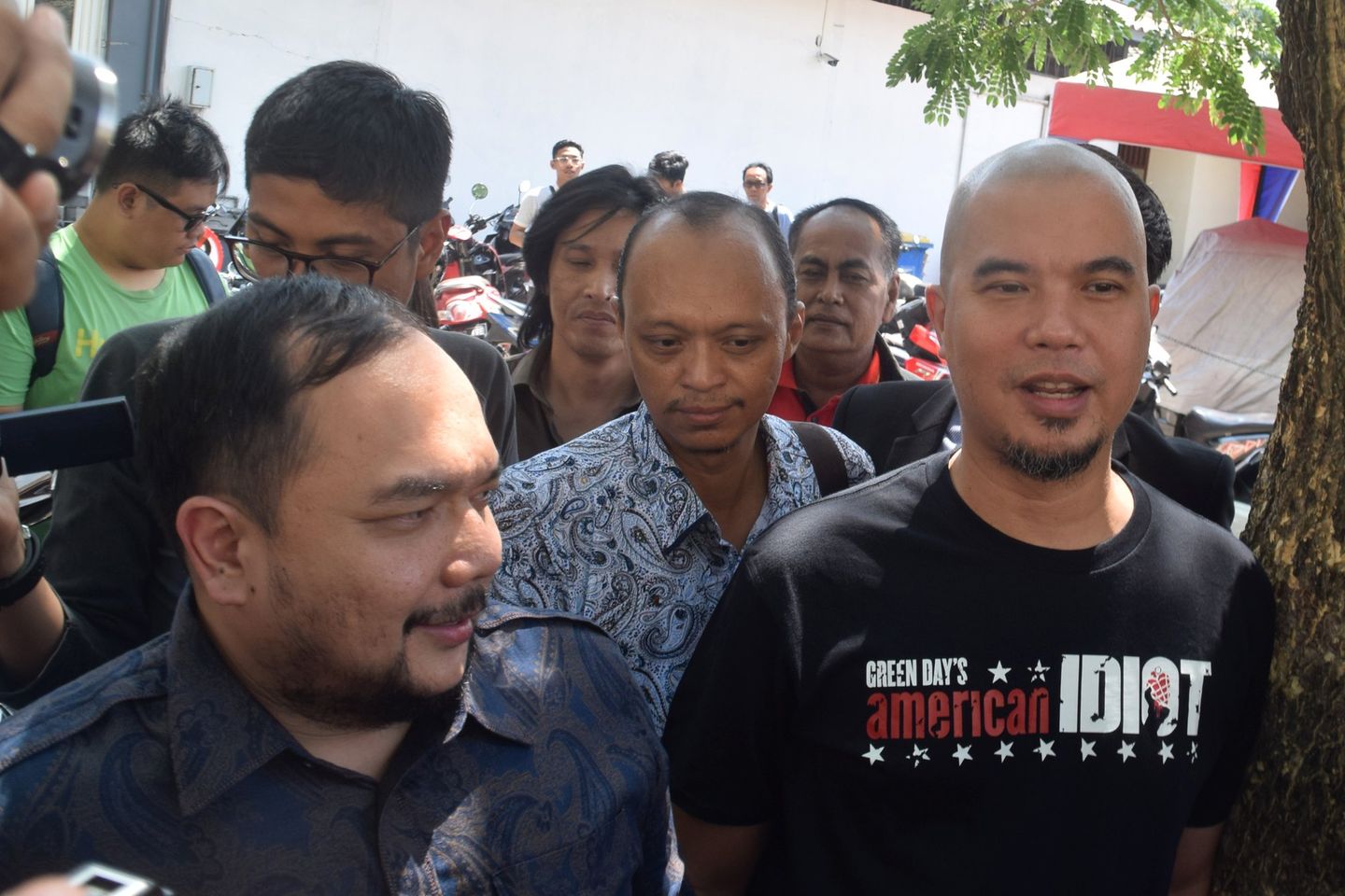 Pakai Kaus Idiot, Ahmad Dhani Penuhi Panggilan Sebagai Tersangka
