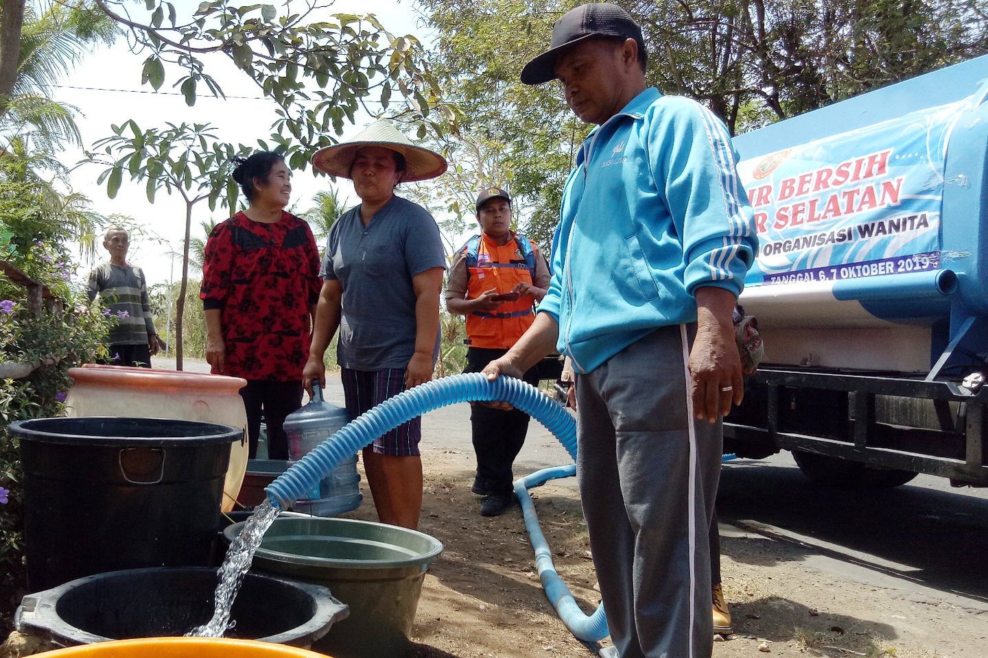 Dilanda Kekeringan, Warga Blitar Terpaksa Beli Air Bersih