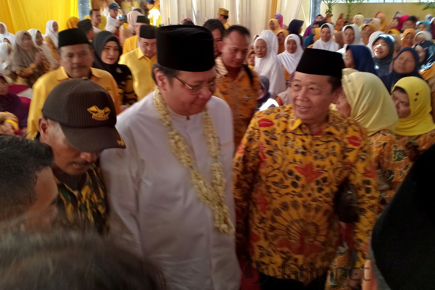 Airlangga Rayu Muslimat Problinggo Kawal Jokowi-Ma'ruf Amin