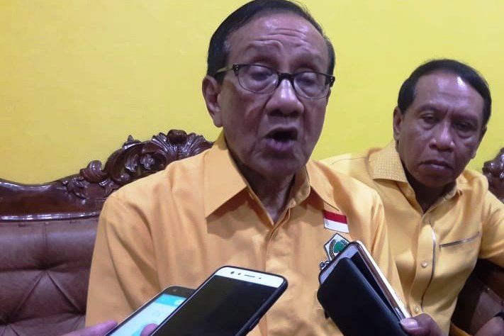 Akbar Wajibkan Caleg Golkar Pasang Foto Jokowi di Baliho