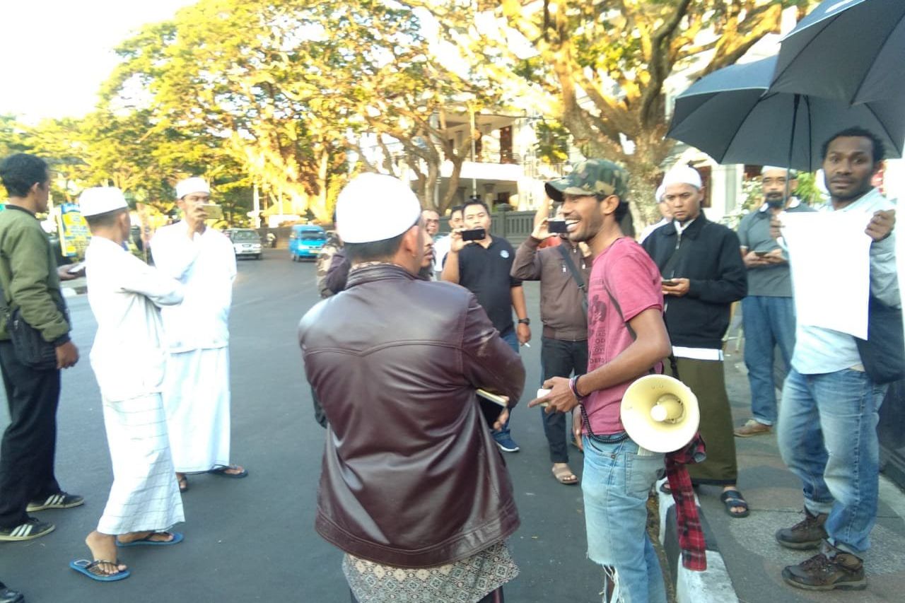 Ormas dan Polisi Bubarkan Aksi Kamisan di Surabaya