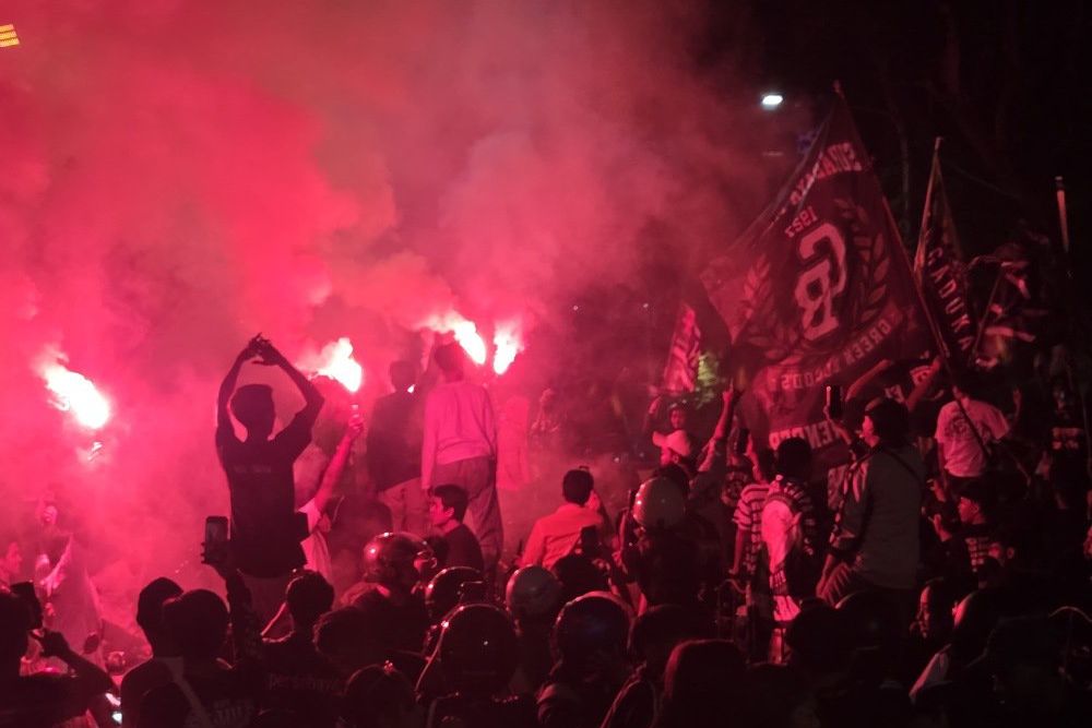 Konvoi hingga Flare dan Buaya Kecil, Cara Bonek Rayakan Perjalanan 99 Tahun Persebaya