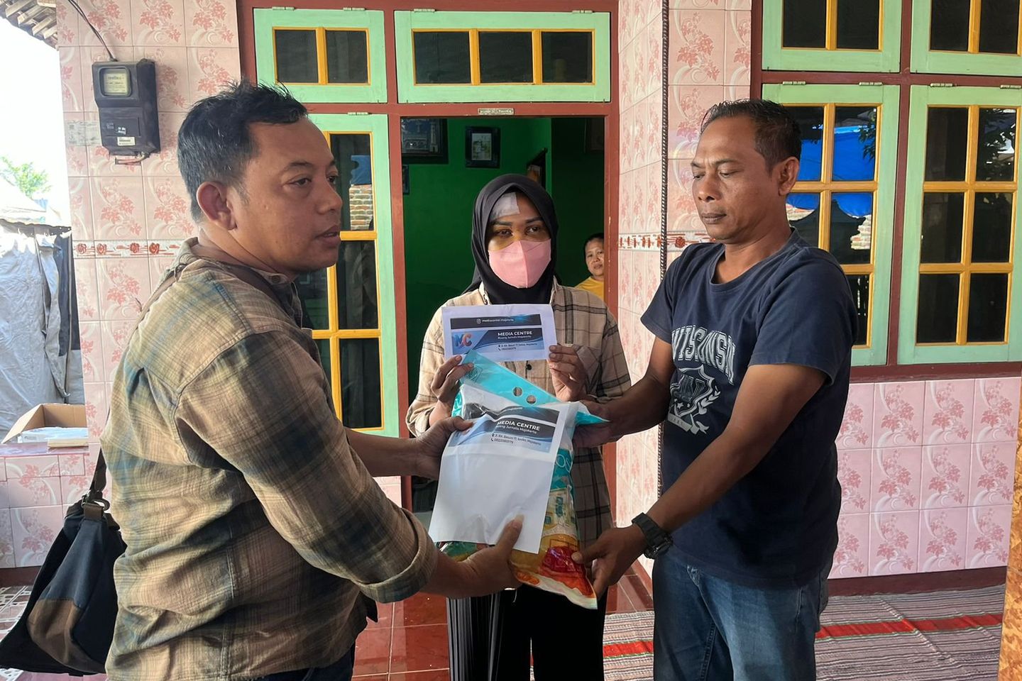 Wartawan MC Mojokerto Bergerak Bantu Anak Korban KDRT di Puri, Keluarga Terharu