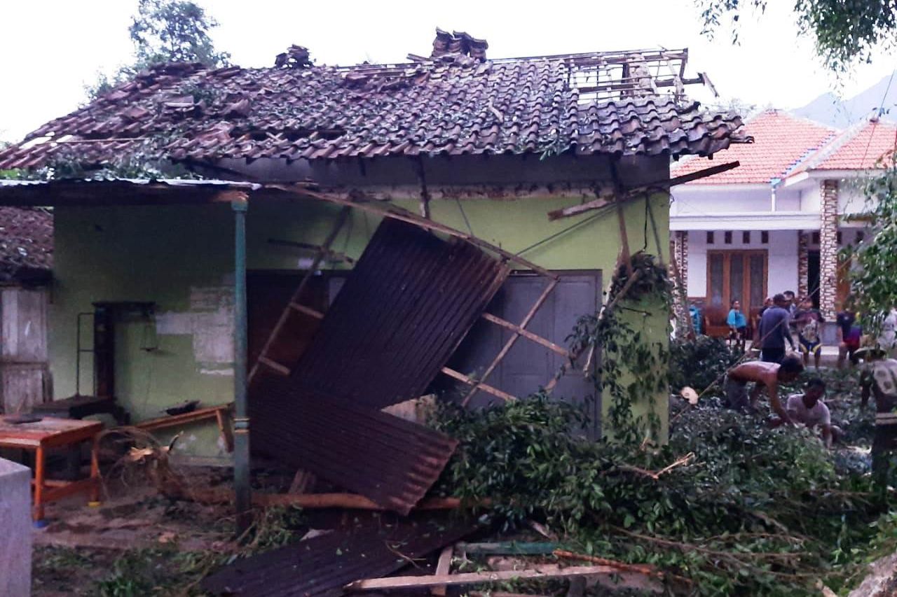Puting Beliung Terjang Dua Desa di Situbondo, Listrik dan Telekomunikasi Terputus
