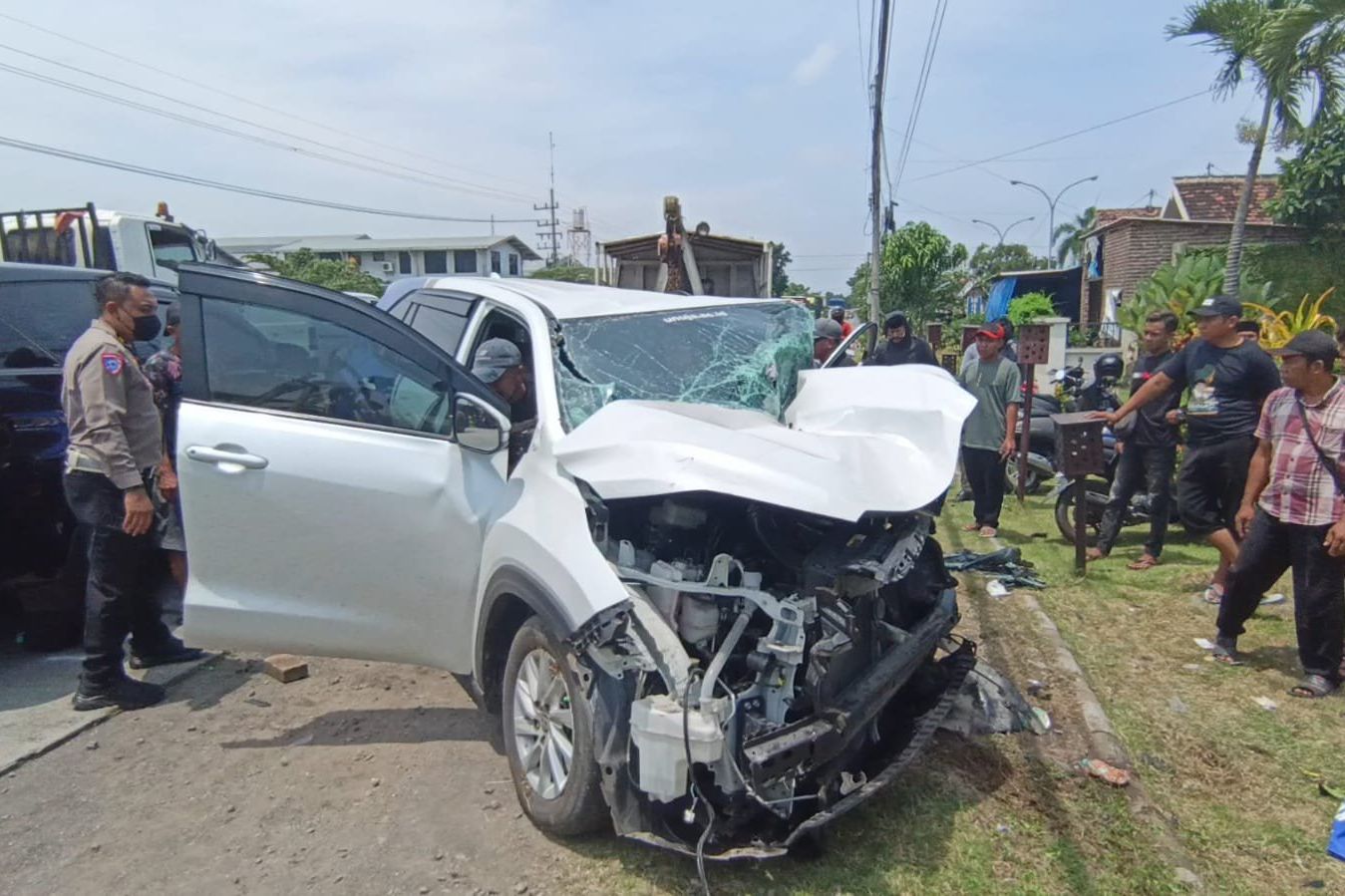 Manuver Menyalip Berujung Petaka, Kronologi Adu Moncong Dua Innova di Pantura Probolinggo