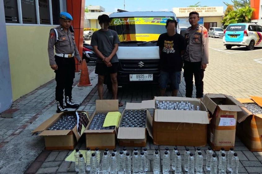 Polisi Gresik Gagalkan Pengiriman 439 Botol Arak Bali