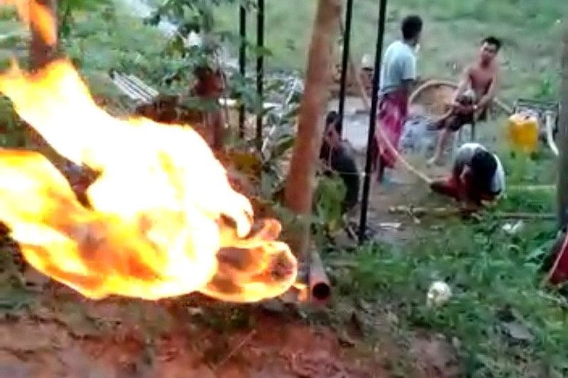 Warga Sampang Madura Digegerkan Galian Sumur Bau Gas Metana Seperti Semburan di Sidoarjo