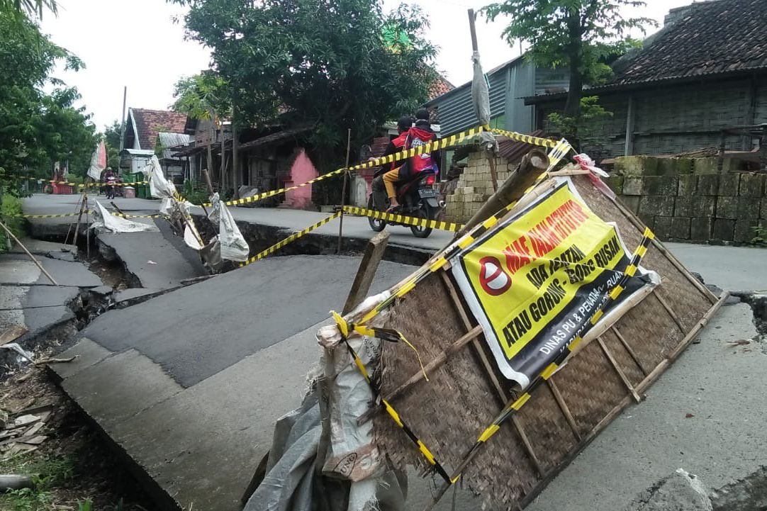 Jalur Alternatif di Mojokerto Ambles dan Tak Kunjung diperbaiki, Warga Was-was