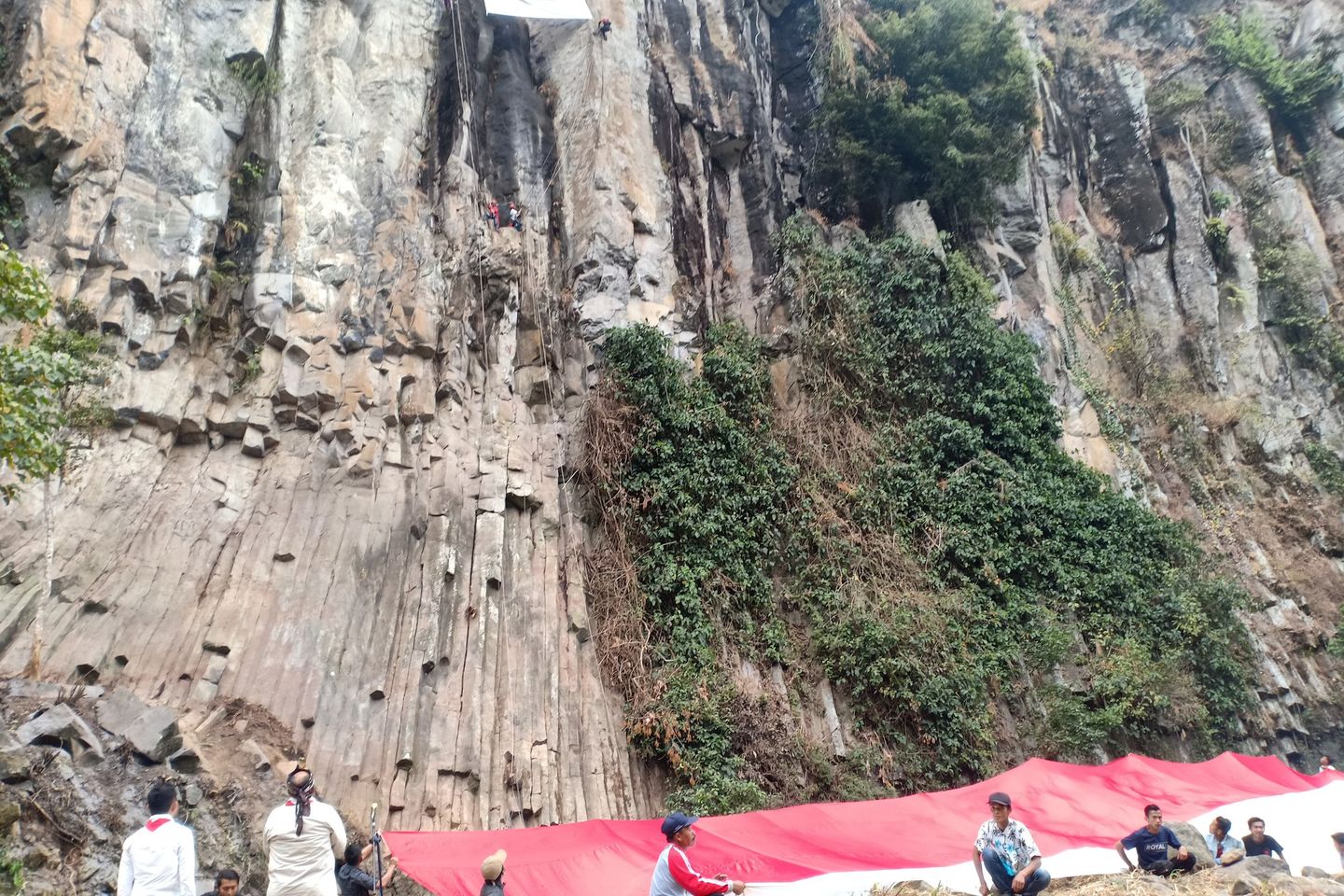 Menariknya Pengibaran Merah Putih di Tebing Ketinggian 74 Meter