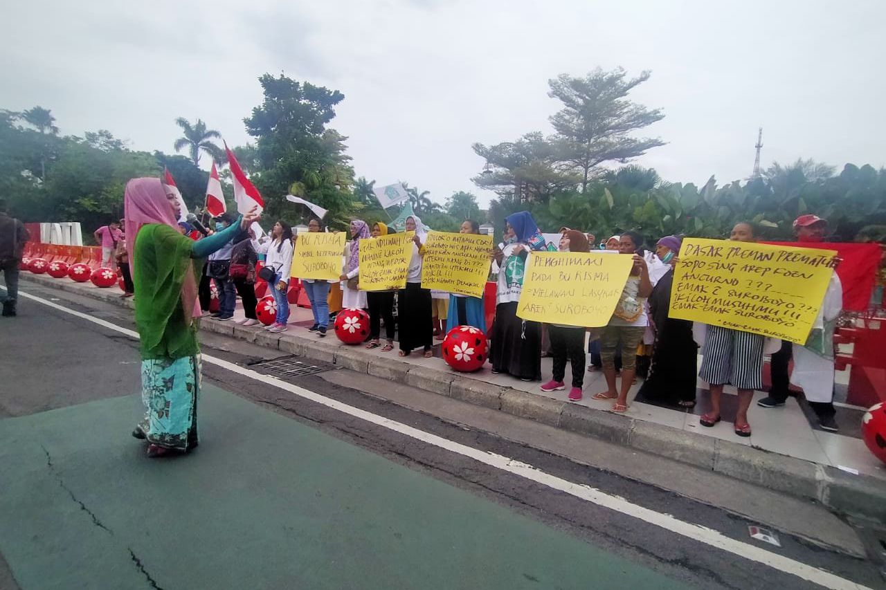 Risma Dihujat, Emak-emak Surabaya Gelar Aksi