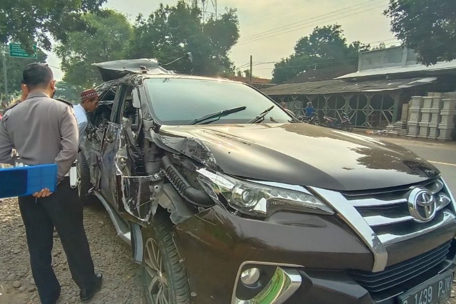 Fortuner Hantam Tiang Rambu Lalu Lintas di Jalur Pantura Paiton, Satu Orang Tewas