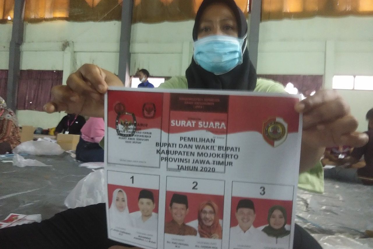 Dua Hari Penyortiran dan pelipatan, KPU Mojokerto Temukan 603 Surat Suara Rusak