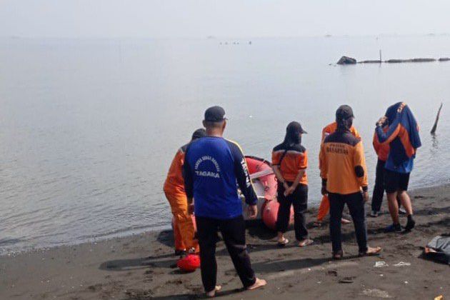Tim SAR Kerahkan Perahu Karet Cari Pemuda yang Hilang di Pantai Gending Probolinggo